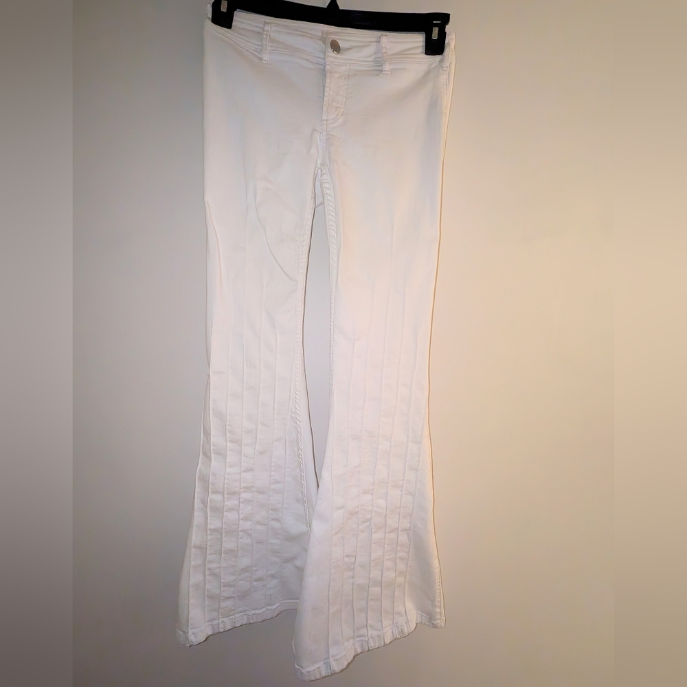 We The Free White Flared Jeans Pleated At Front & Back Bottom Womens Size 26